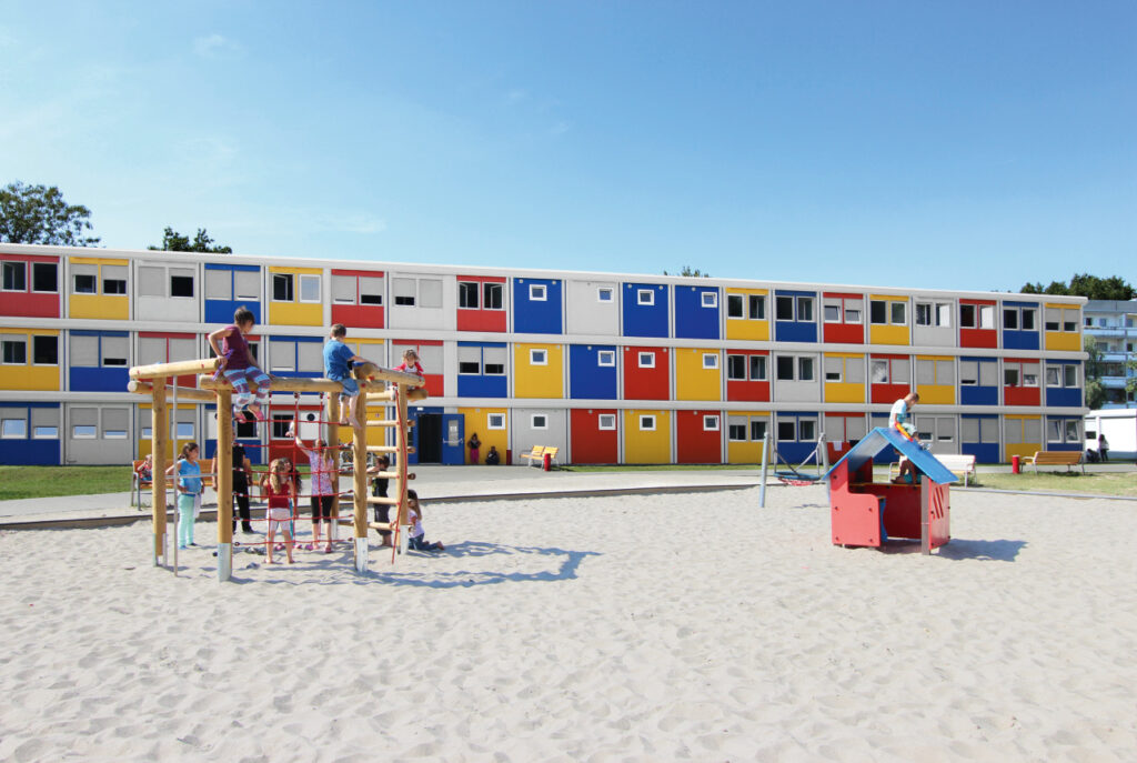 Créez une identité visuelle forte avec des bâtiments modulaires personnalisés aux couleurs de votre société.