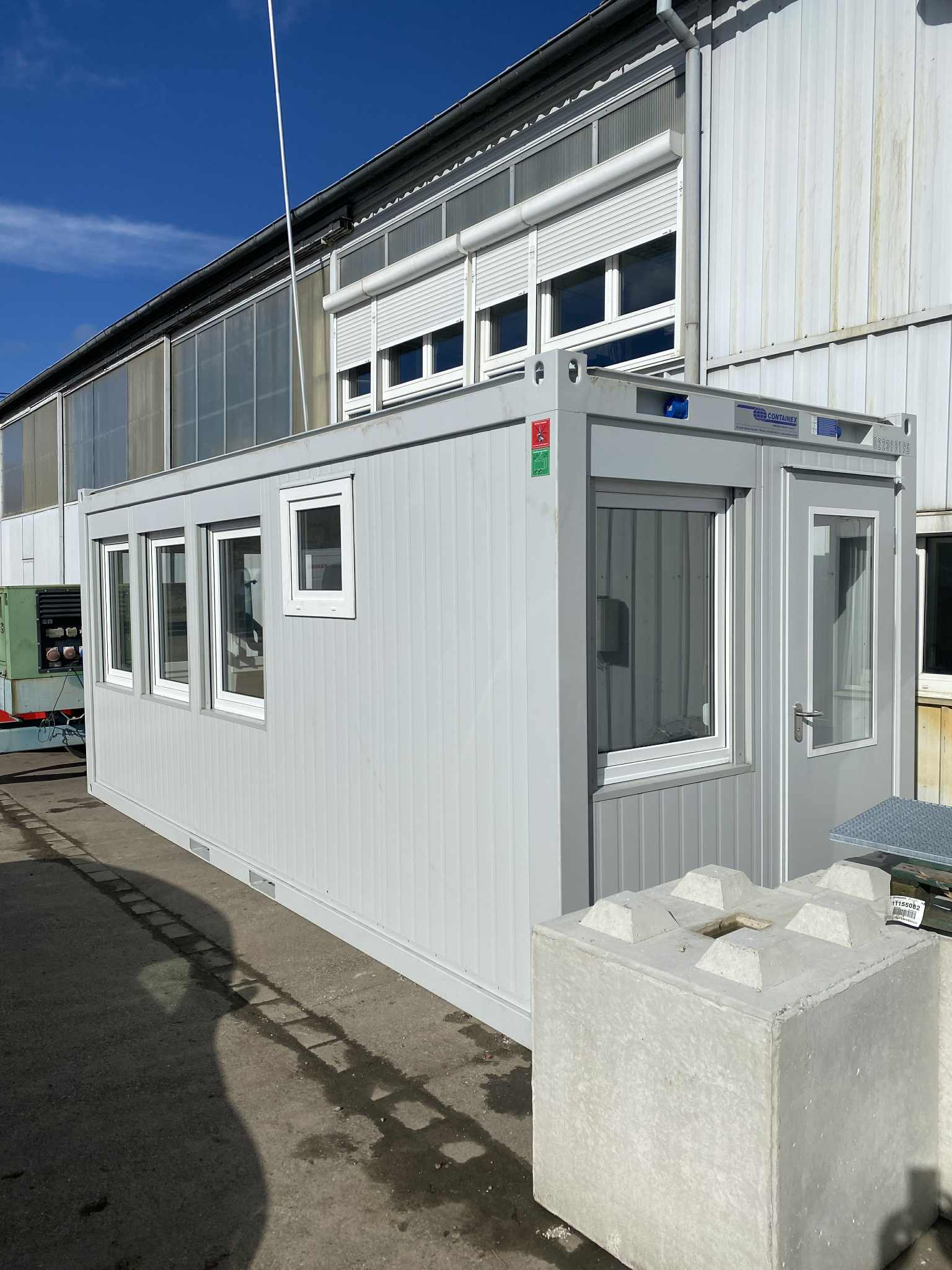 Module bureau indépendant avec fenêtres et porte vitrée