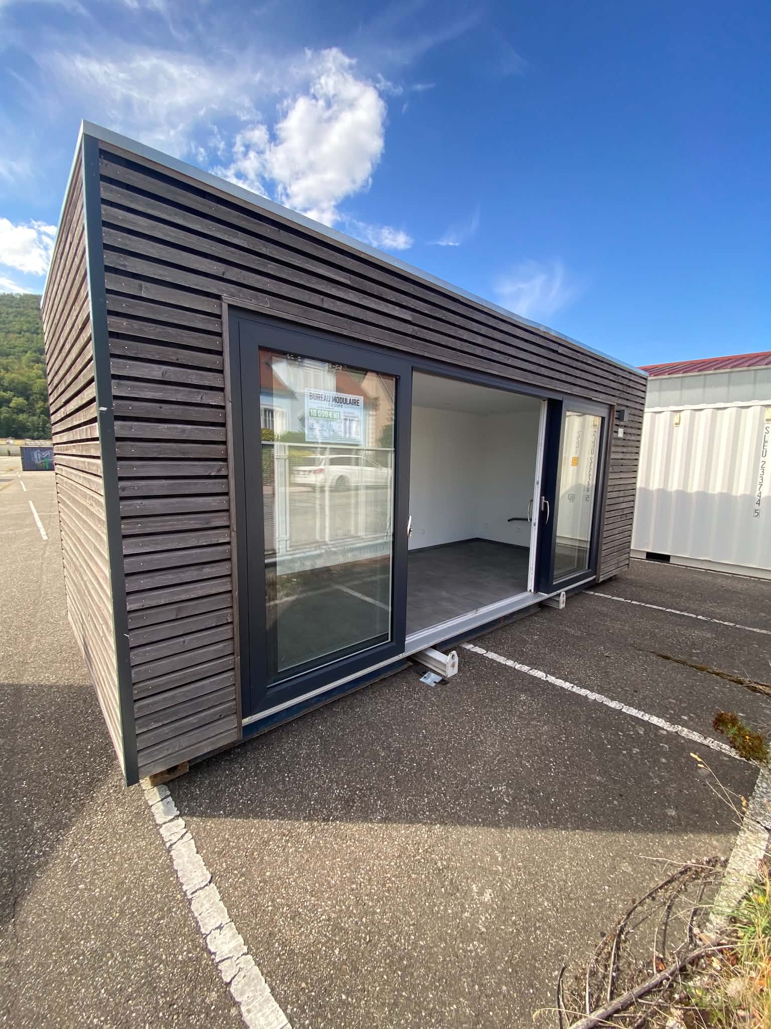 Module avec bardage bois et grande baie vitrée ouverte