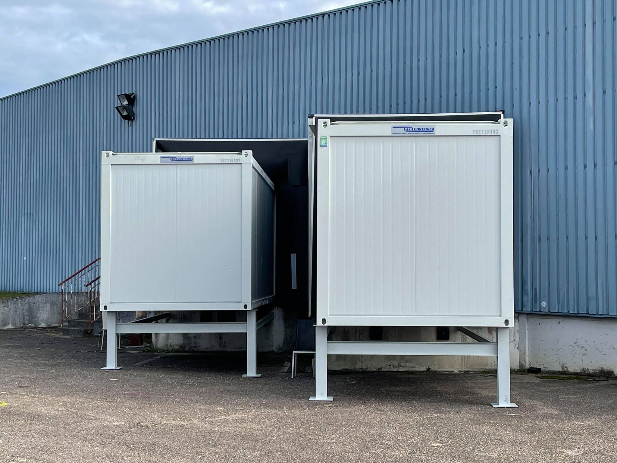 Modules CONTAINEX BASIC LINE devant un hall industriel