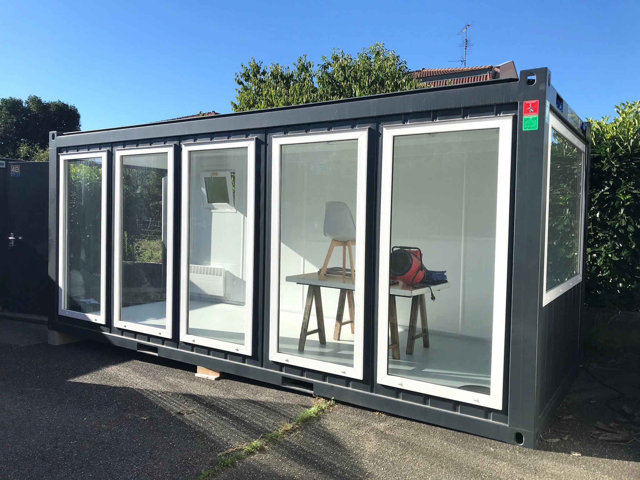 Bureau modulaire lumineux à grandes fenêtres