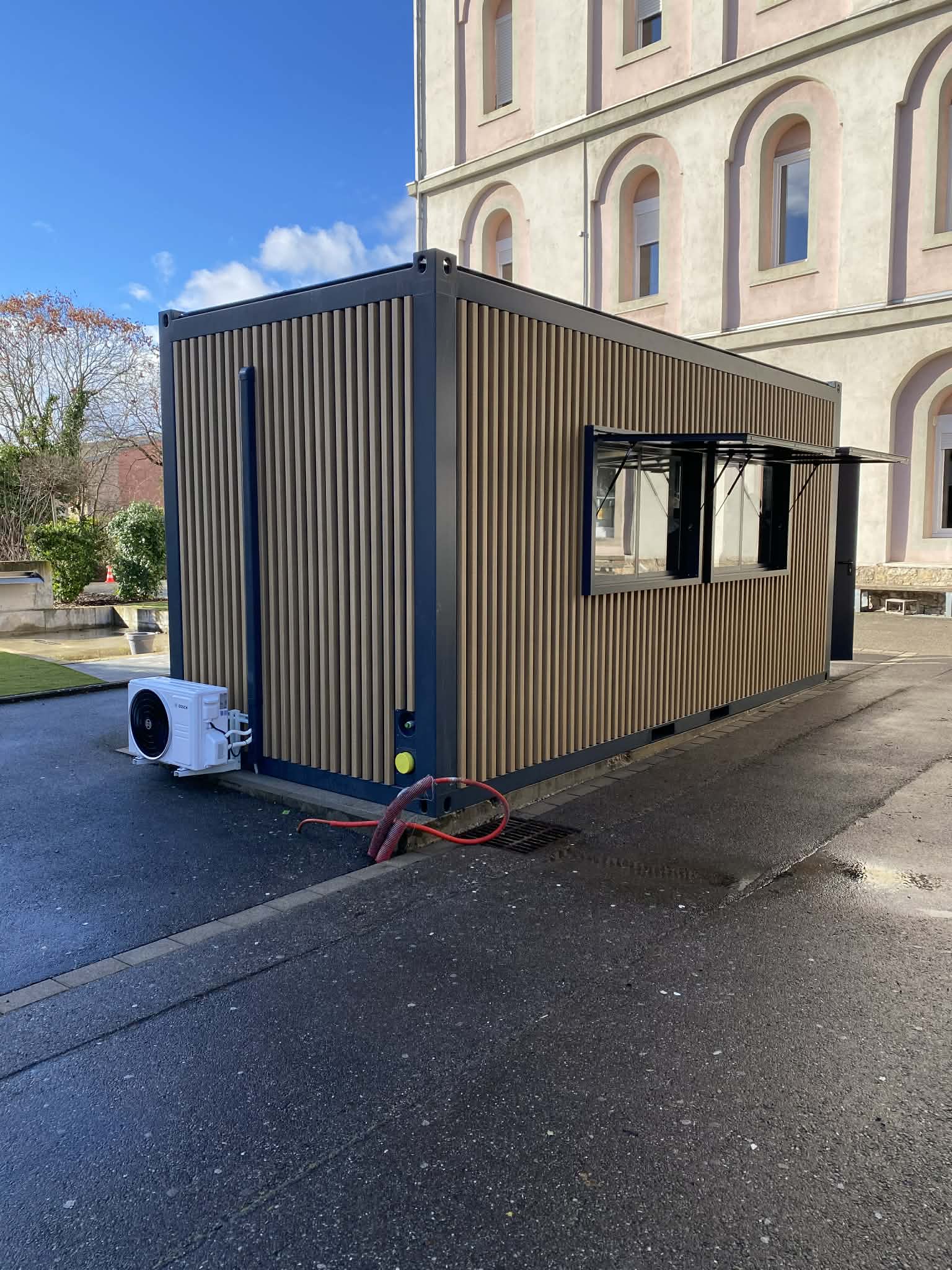 Module professionnel extérieur avec habillage bois