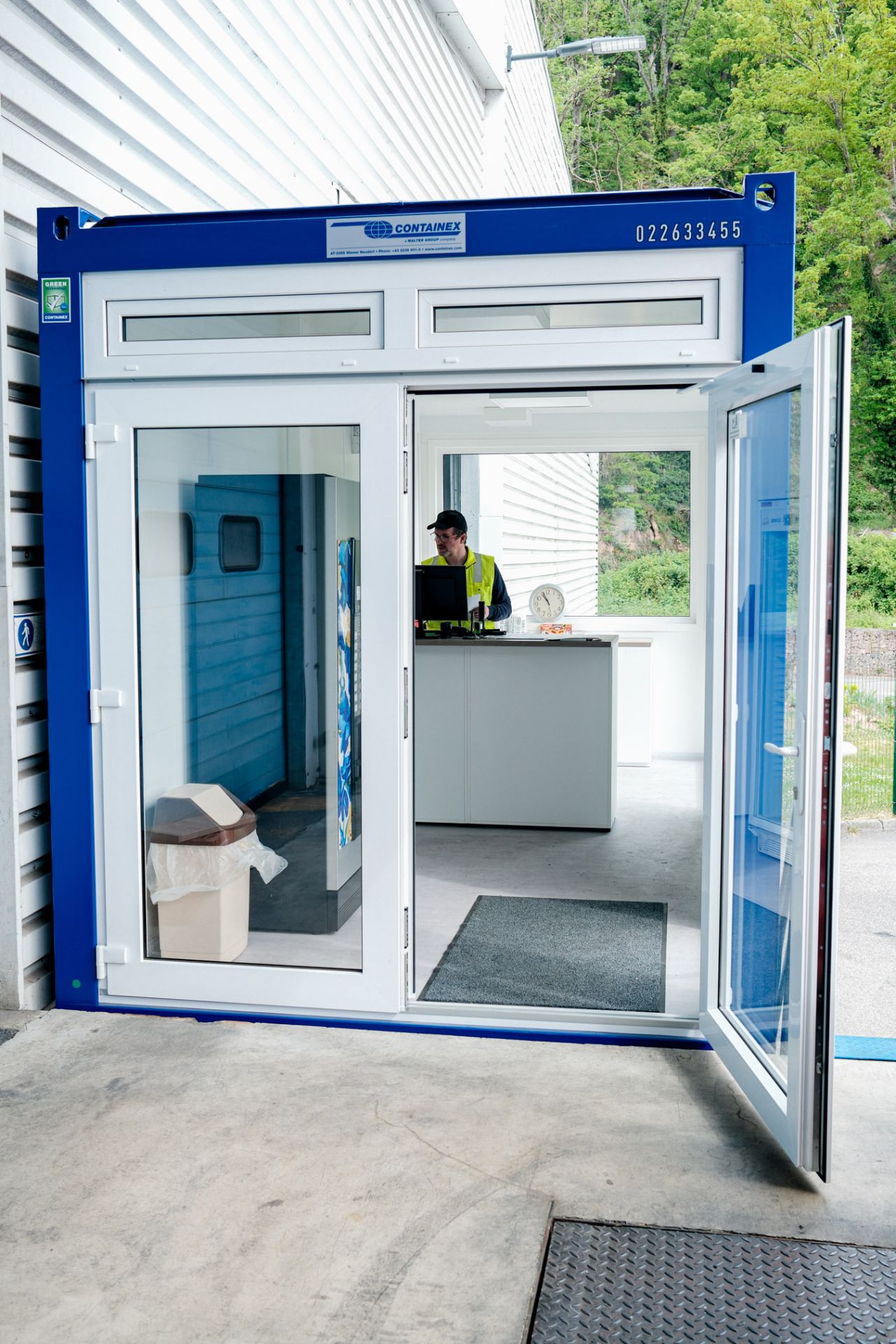 Entrée vitrée toute hauteur et intérieur lumineux du module Lisbeth