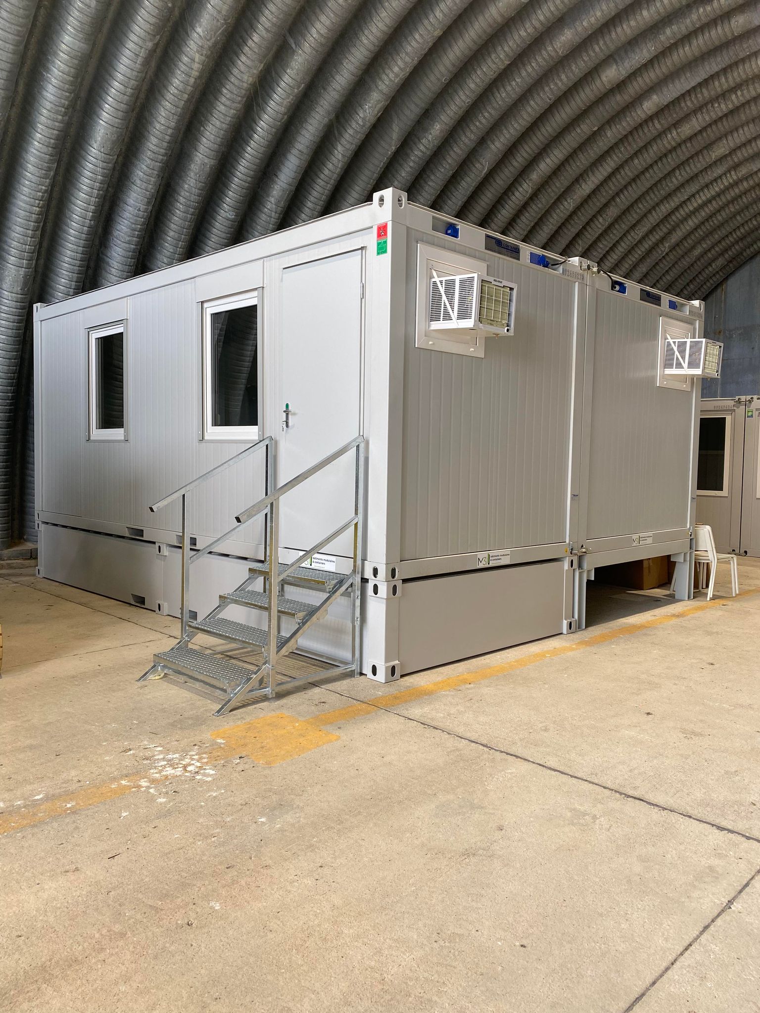 Modules bureaux installés dans un hall couvert