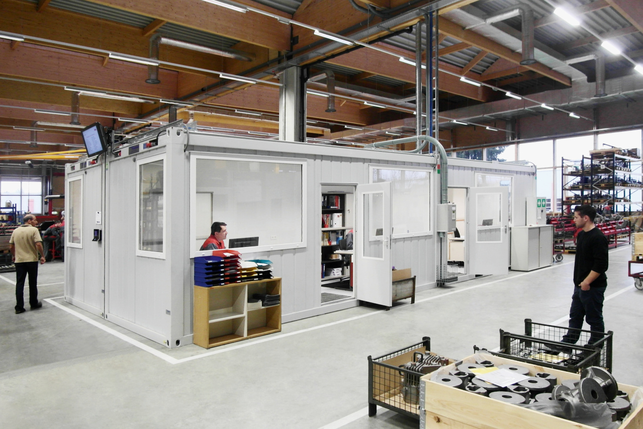 Bureaux de chef d’atelier installés dans un hall industriel