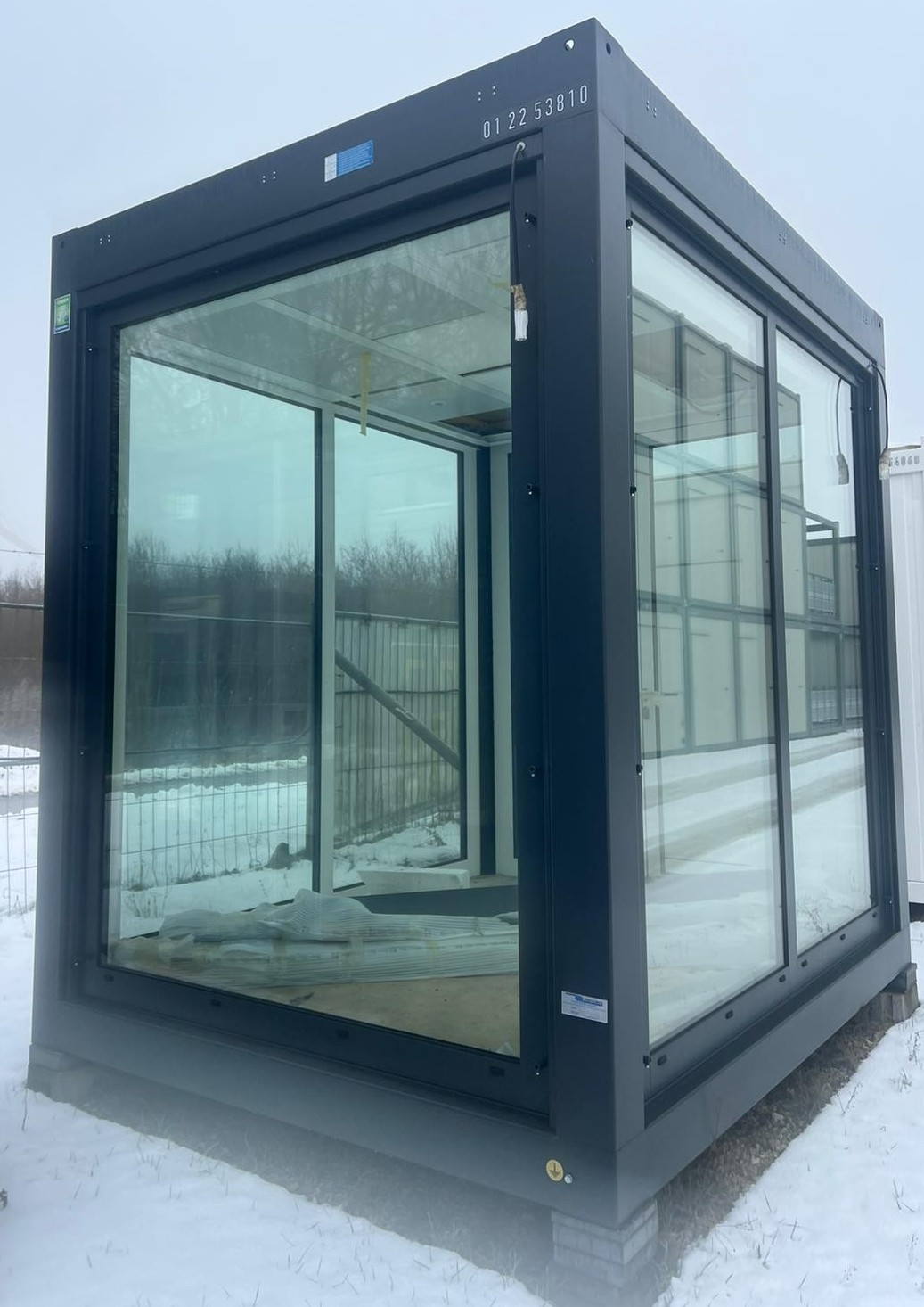 Petit module avec vitrages toute hauteur