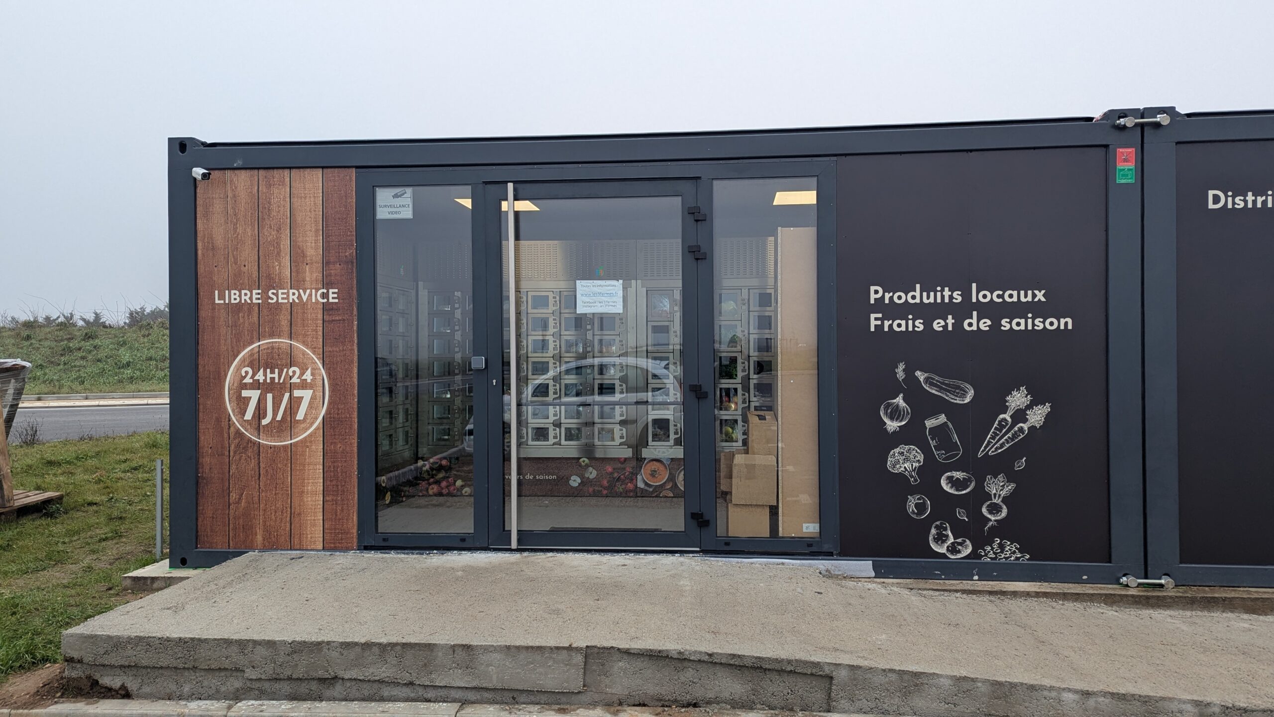 Point de vente modulaire avec entrée vitrée et habillage graphique personnalisé