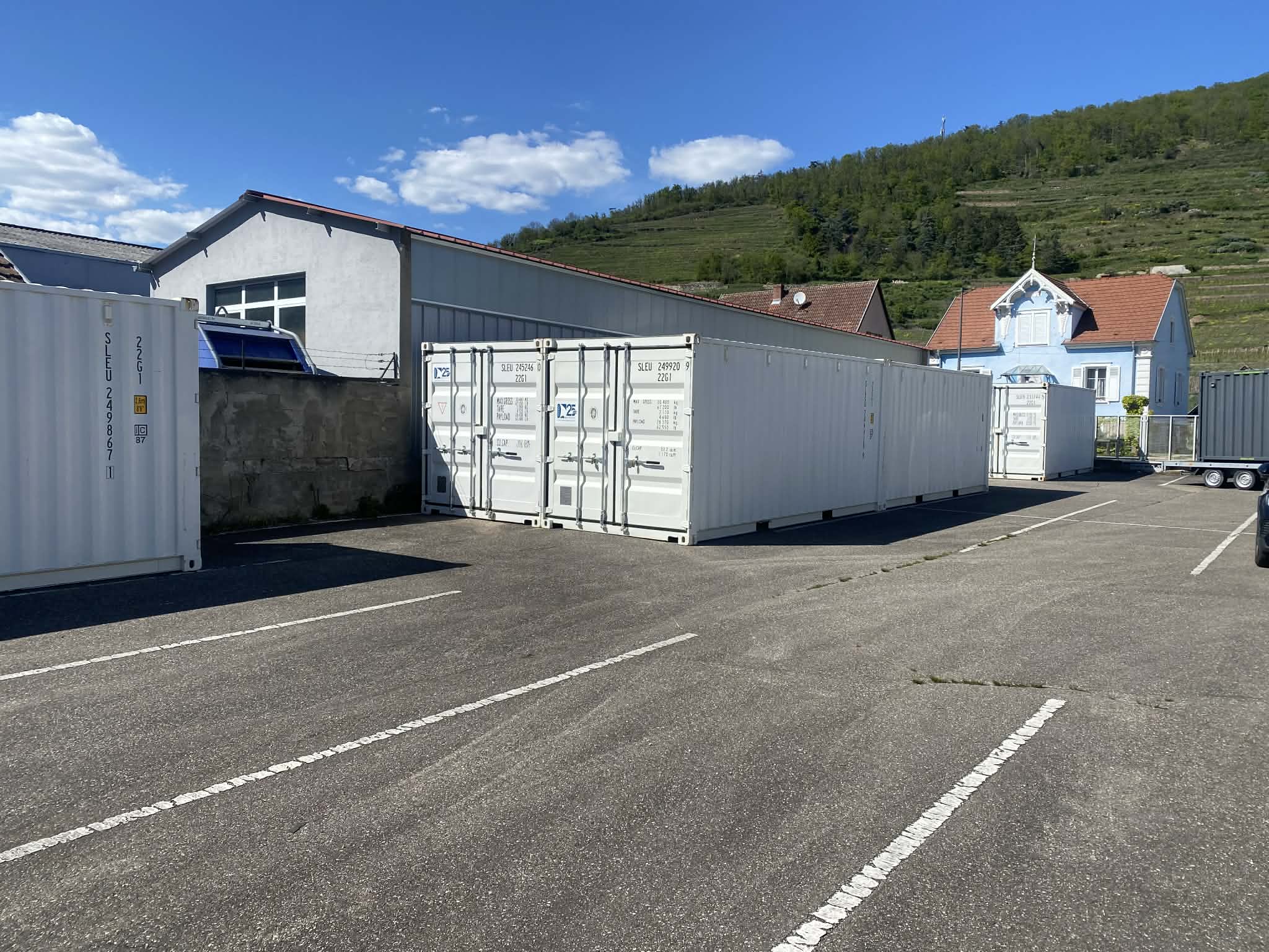 Containers blancs de stockage au centre ModuleCube de Kaysersberg