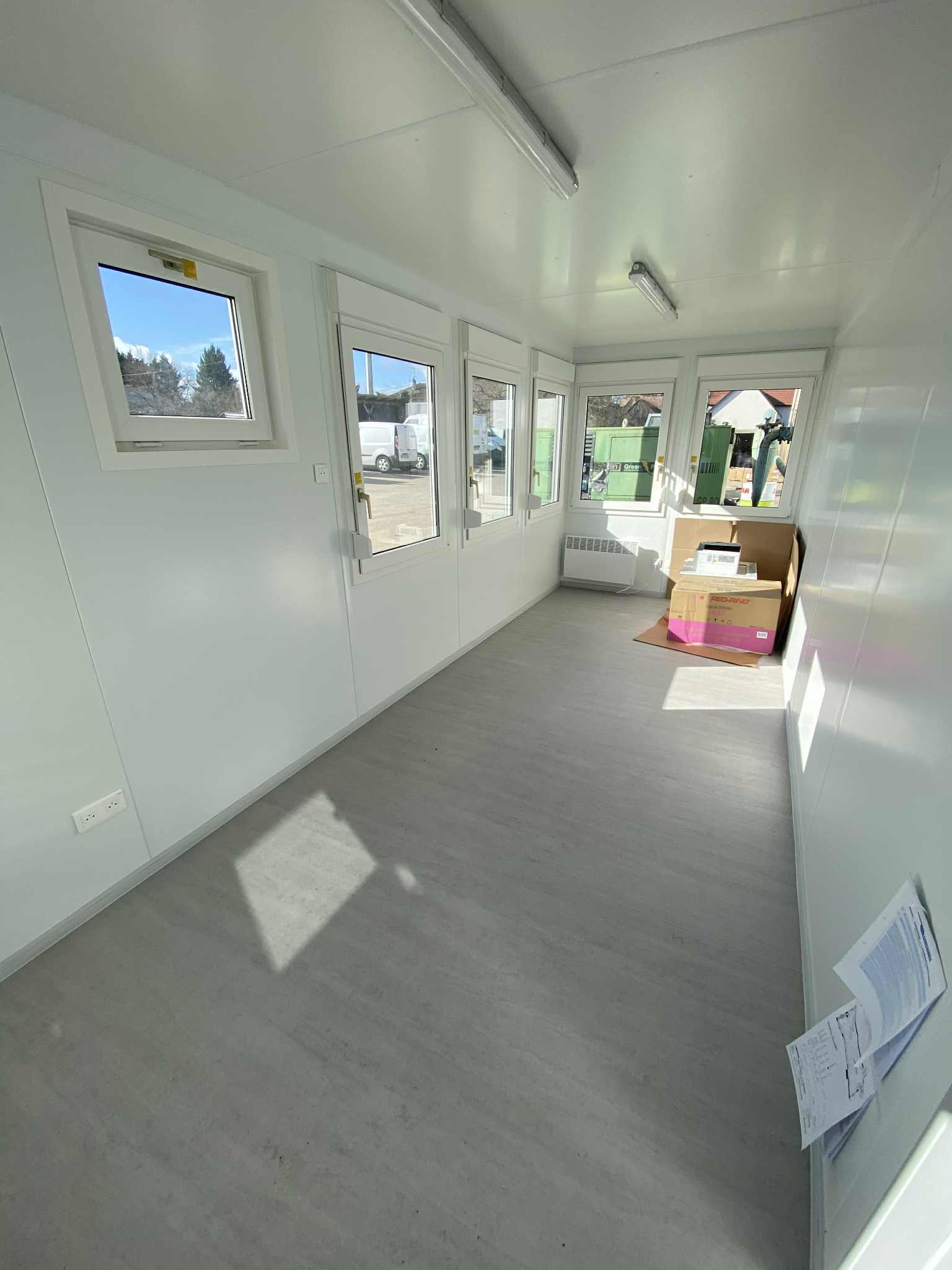 Intérieur lumineux d’un module bureau compact