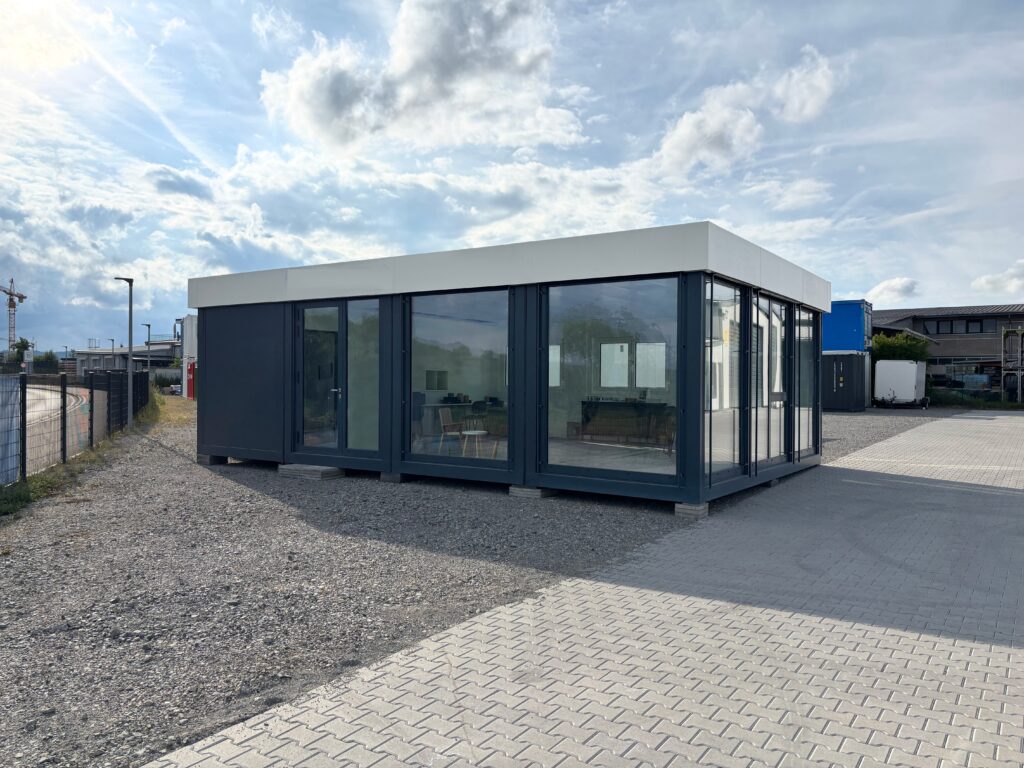 Bâtiment modulaire contemporain à façade vitrée présenté par ModuleCube