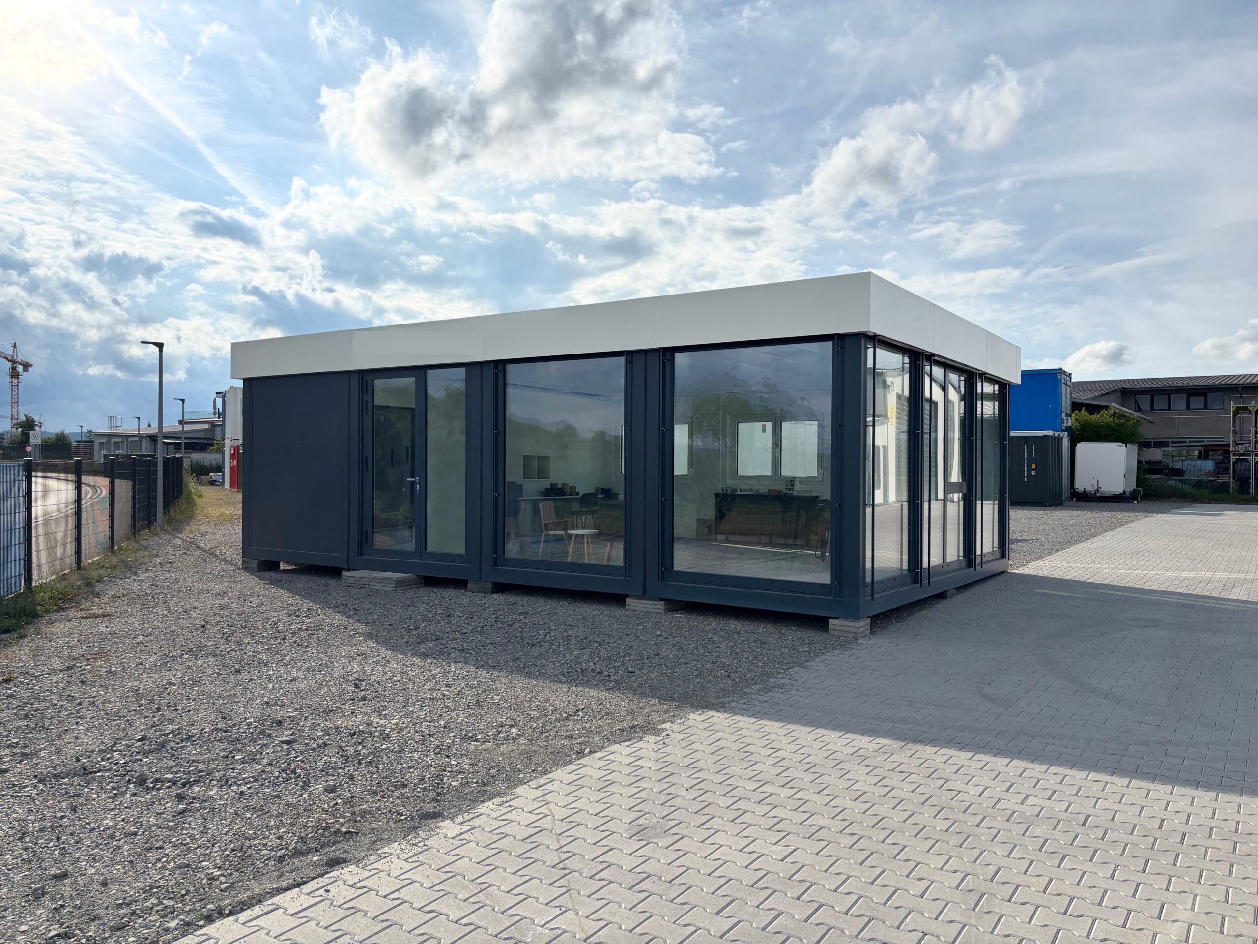 Bâtiment modulaire contemporain à façade vitrée, présenté par ModuleCube