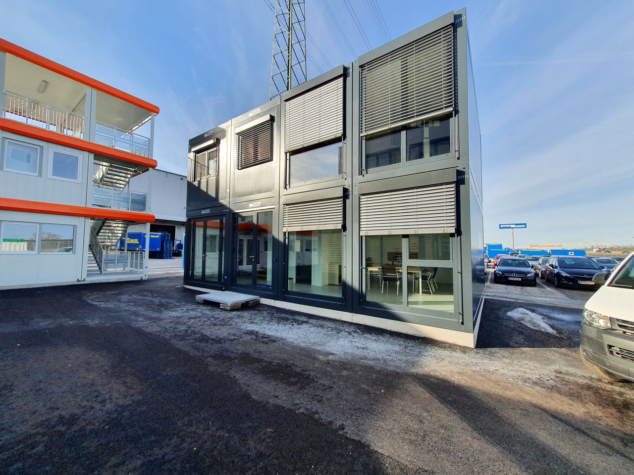 Exemple de bâtiment modulaire à deux niveaux avec grandes baies et stores extérieurs
