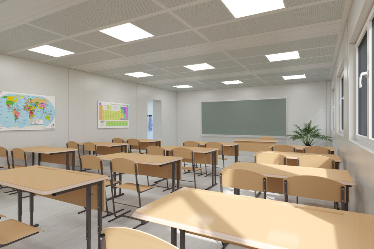 Salle de classe modulaire aménagée avec tables, tableau, grandes fenêtres et panneaux LED