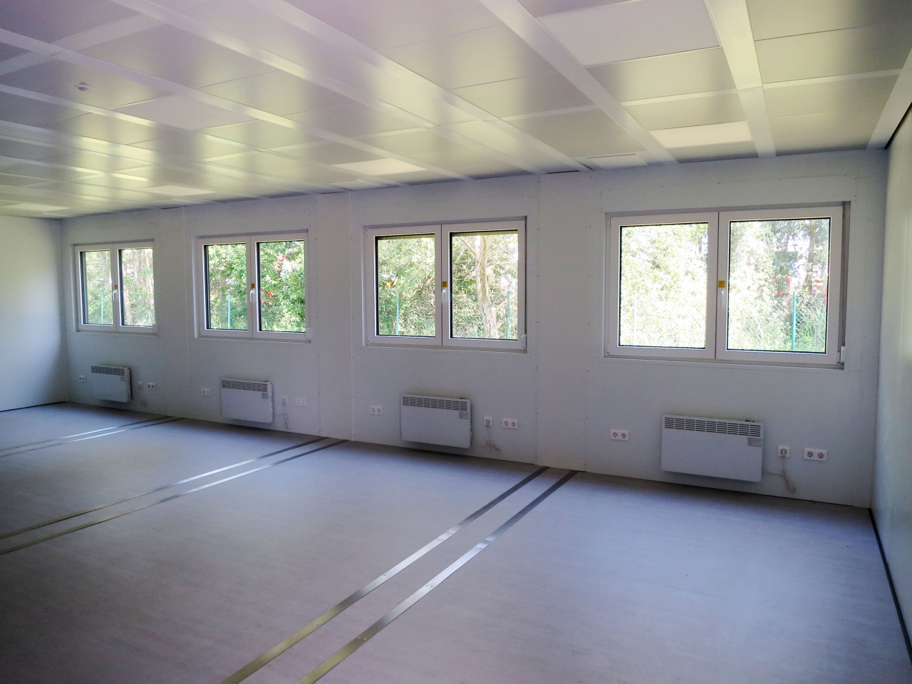 Intérieur modulaire avec fenêtres, chauffage électrique et prises en pied de mur