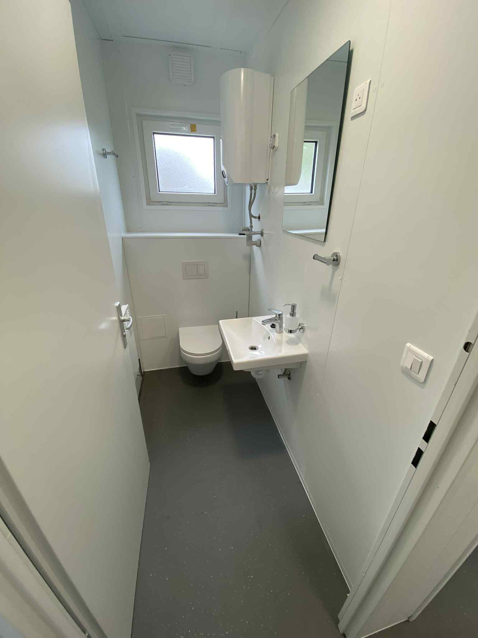 Cabine sanitaire modulaire avec WC suspendu et lave-mains