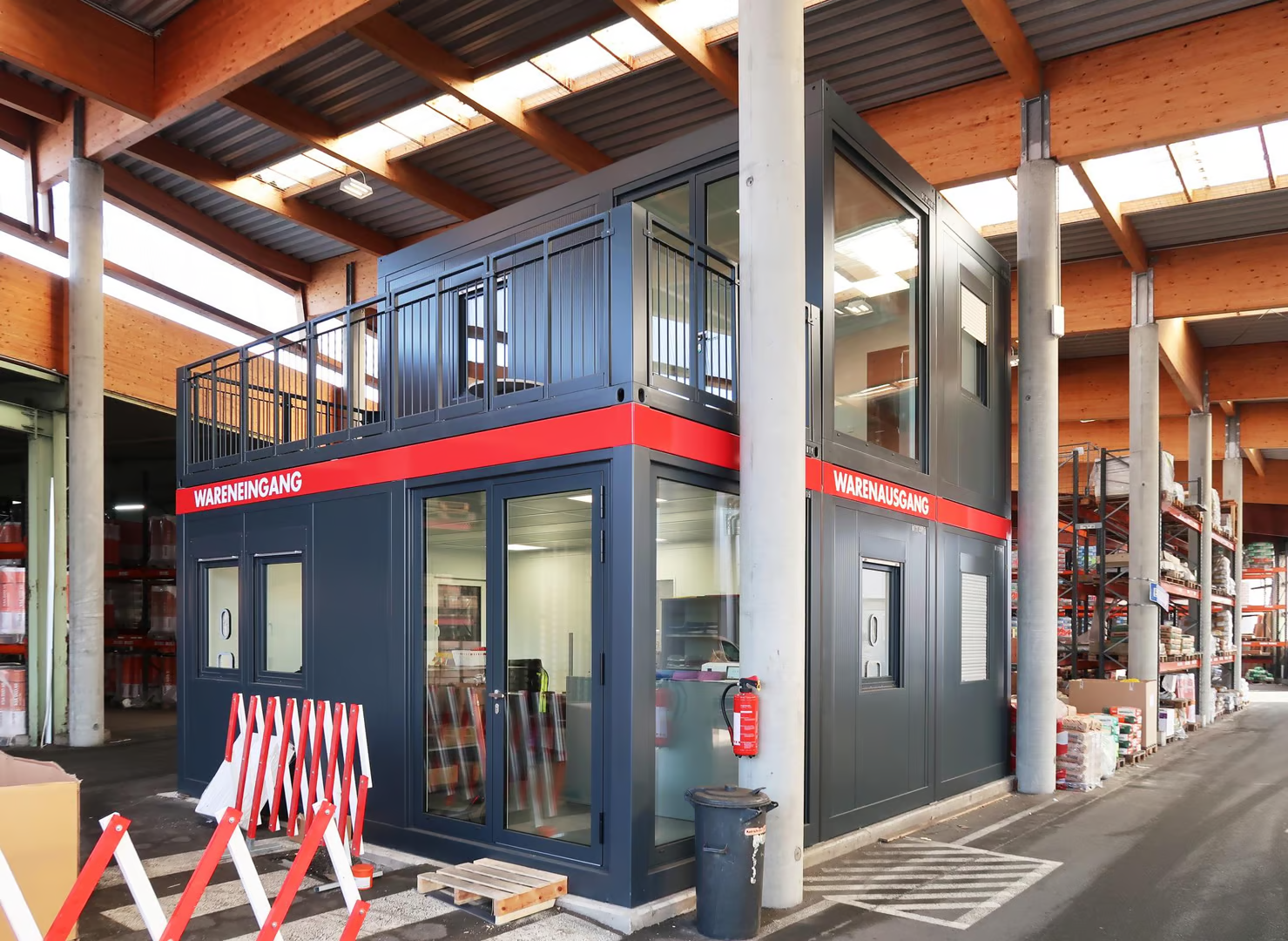 Bureaux modulaires sur deux niveaux dans un hall industriel